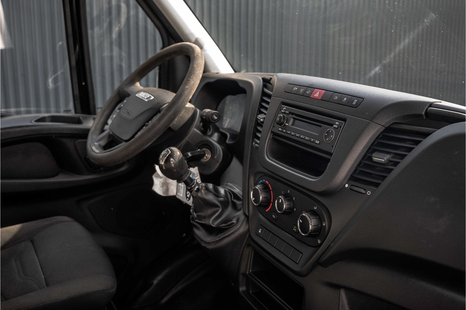 Iveco Daily 35S13 L2H2 | 3-Zits | 3.5T Trekgewicht | Camera, Auto's, 13 km/l, Euro 5, Gebruikt, Zwart