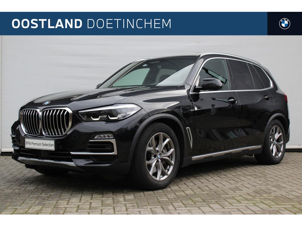 BMW X5 xDrive45e High Executive xLine Automaat / Comfort Acc, Gebruikt, Met garantie (alle), Metallic lak, Zwart