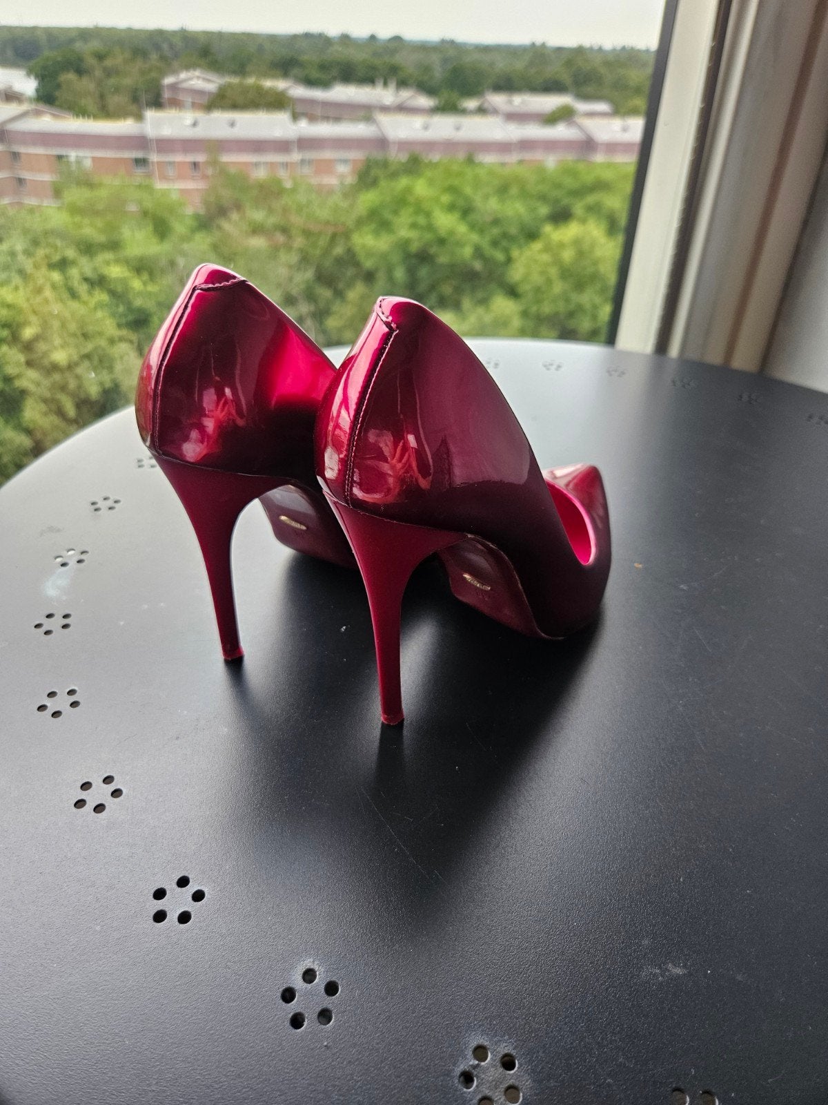 VICES Pumps Bordeaux Framboos Lak - Stiletto Hak - Maat 38, Pumps, Ophalen of Verzenden, Zo goed als nieuw, VICES