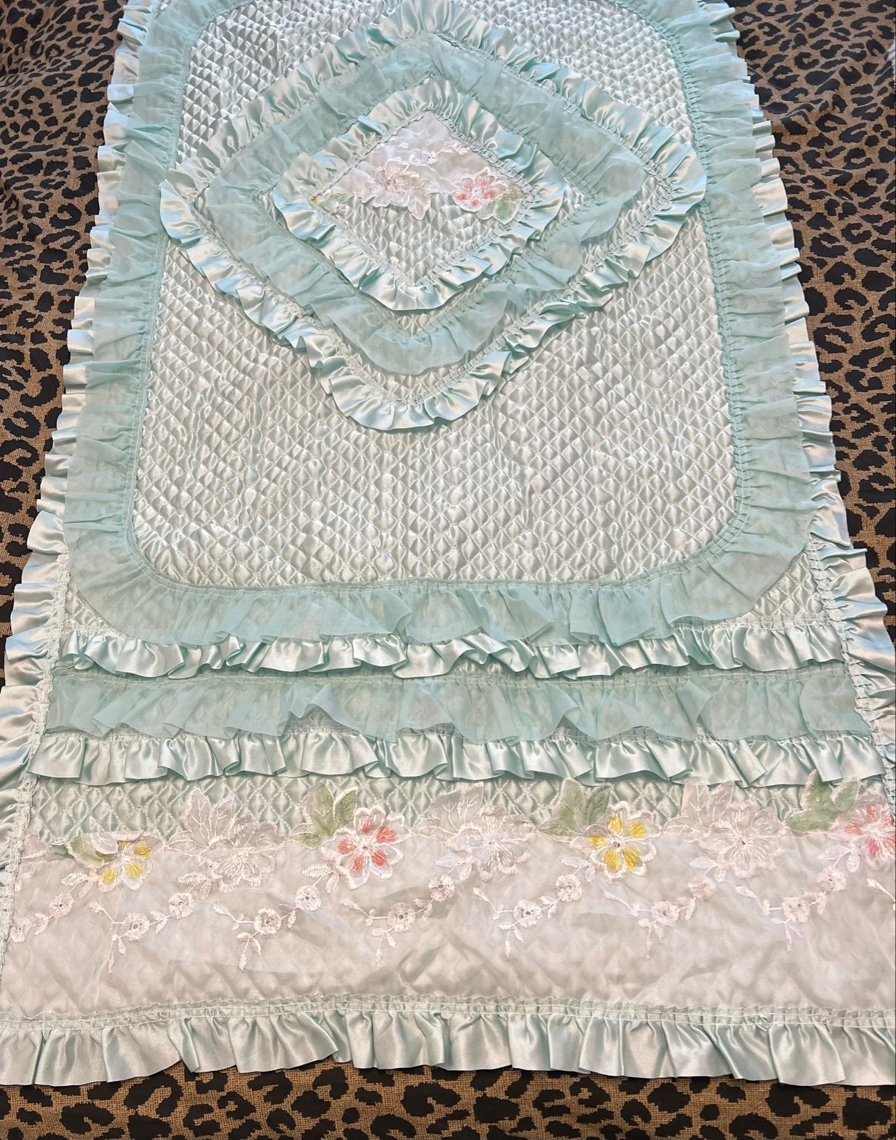 Bedsprei  sprei met ruches en bloemen voor baby ledikantje, Ophalen of Verzenden, Zo goed als nieuw