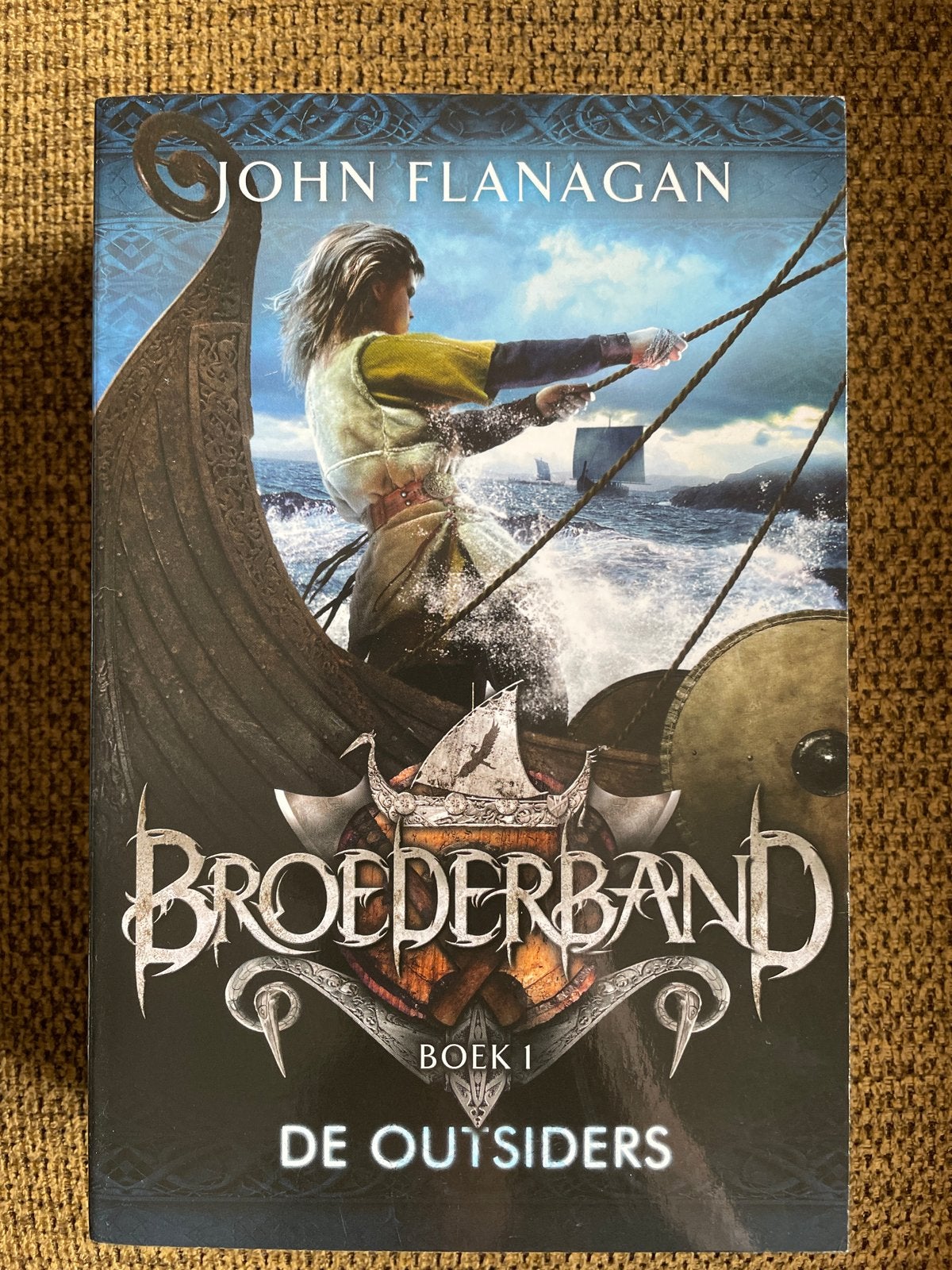 John Flanagan - Broederband De outsiders 1, Ophalen of Verzenden, Gelezen, John Flanagan