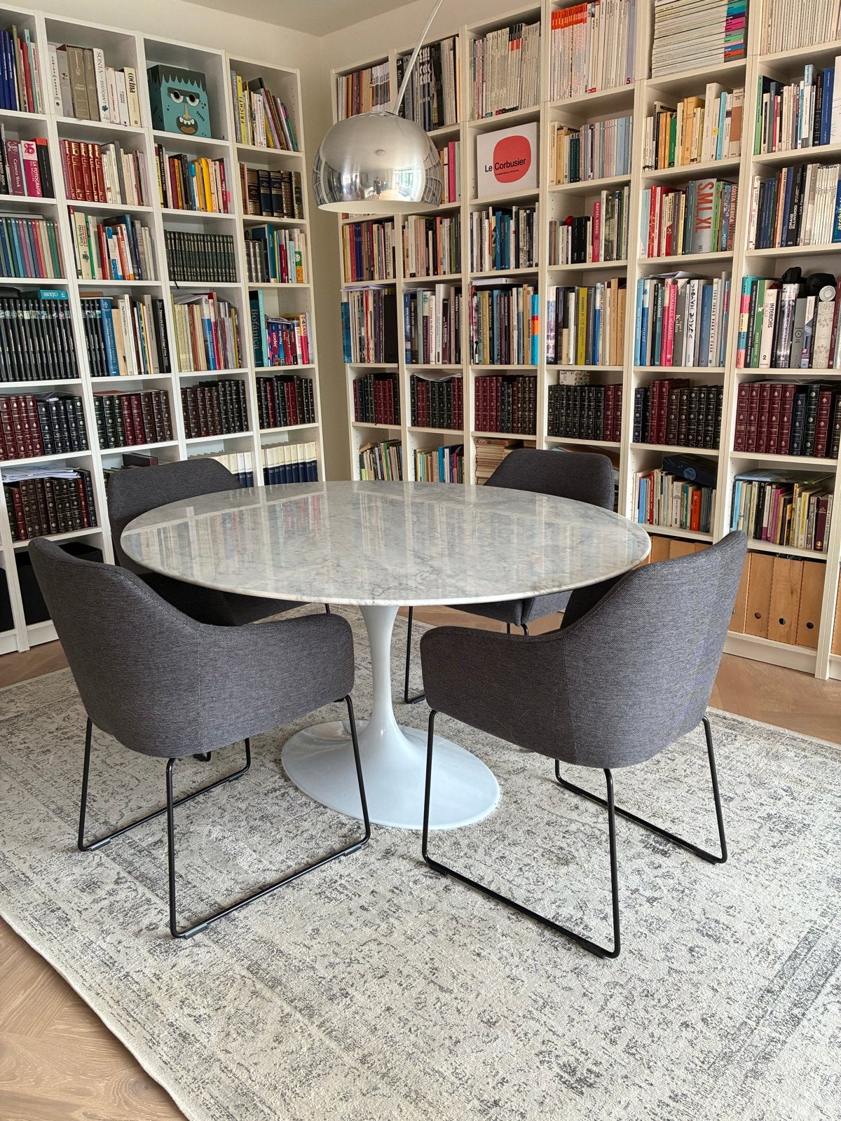 Ronde eettafel met marmeren blad en tulpvoet, Huis en Inrichting, Tafels | Eettafels, Ophalen, Gebruikt, 100 tot 150 cm, Rond