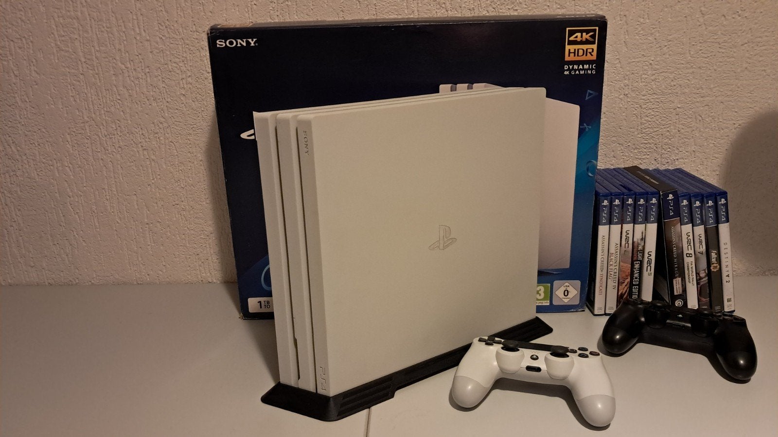 PS4 Pro white Edition CIB Extra controller en 10 games Mint!
