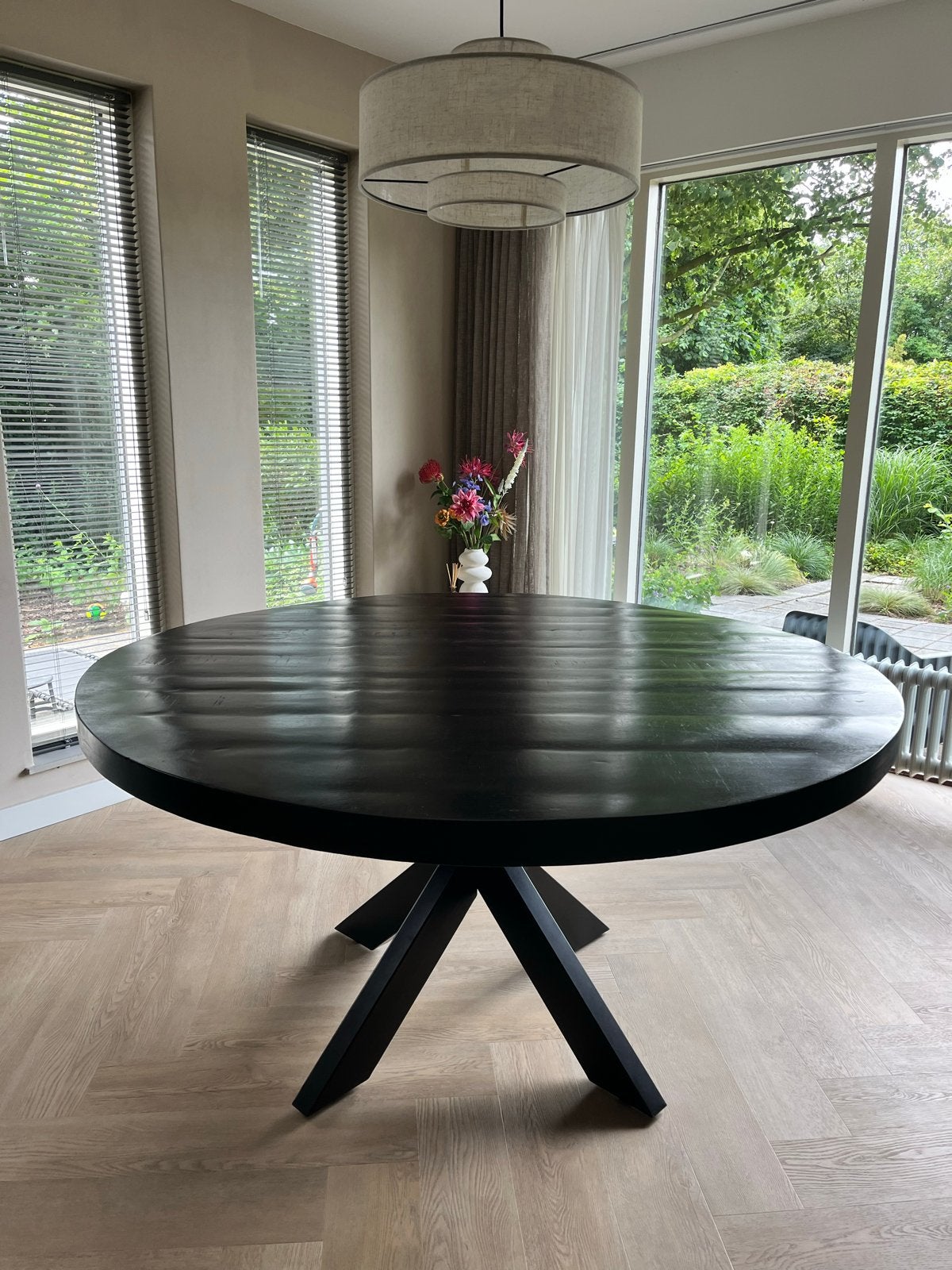 Ronde mangohouten eettafel zwart 150cm met kruispoot, Ophalen, Rond, Zo goed als nieuw, Vijf personen of meer