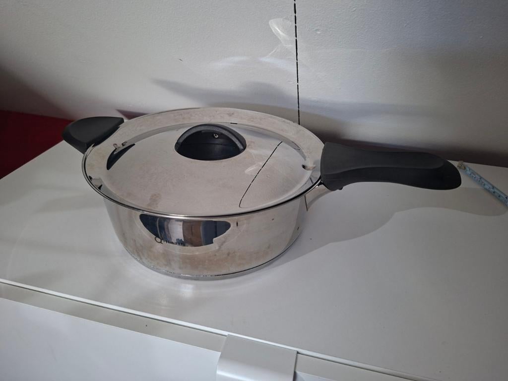BK Q-linair hapjespan met deksel - 26cm, Gebruikt, Inductieplaat, Ophalen of Verzenden, Rvs