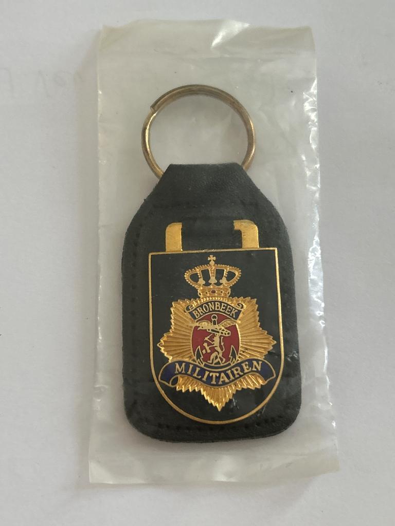 Vintage Bronbeek Militairen sleutelhanger  Neder. militair, Verzamelen, Verzenden, Landmacht, Nederland, Embleem of Badge