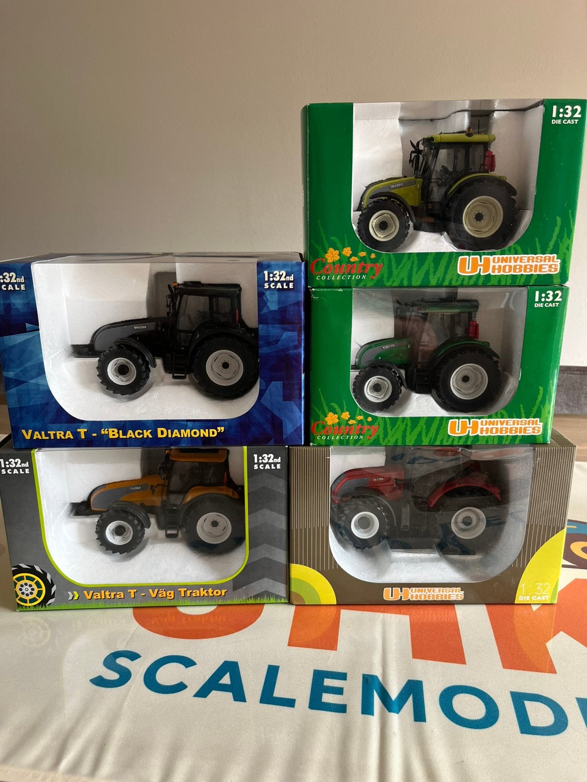 Verzameling Valtra tractors UH Nieuw 5 stuks, Ophalen of Verzenden, Nieuw, Tractor of Landbouw, Universal Hobbies