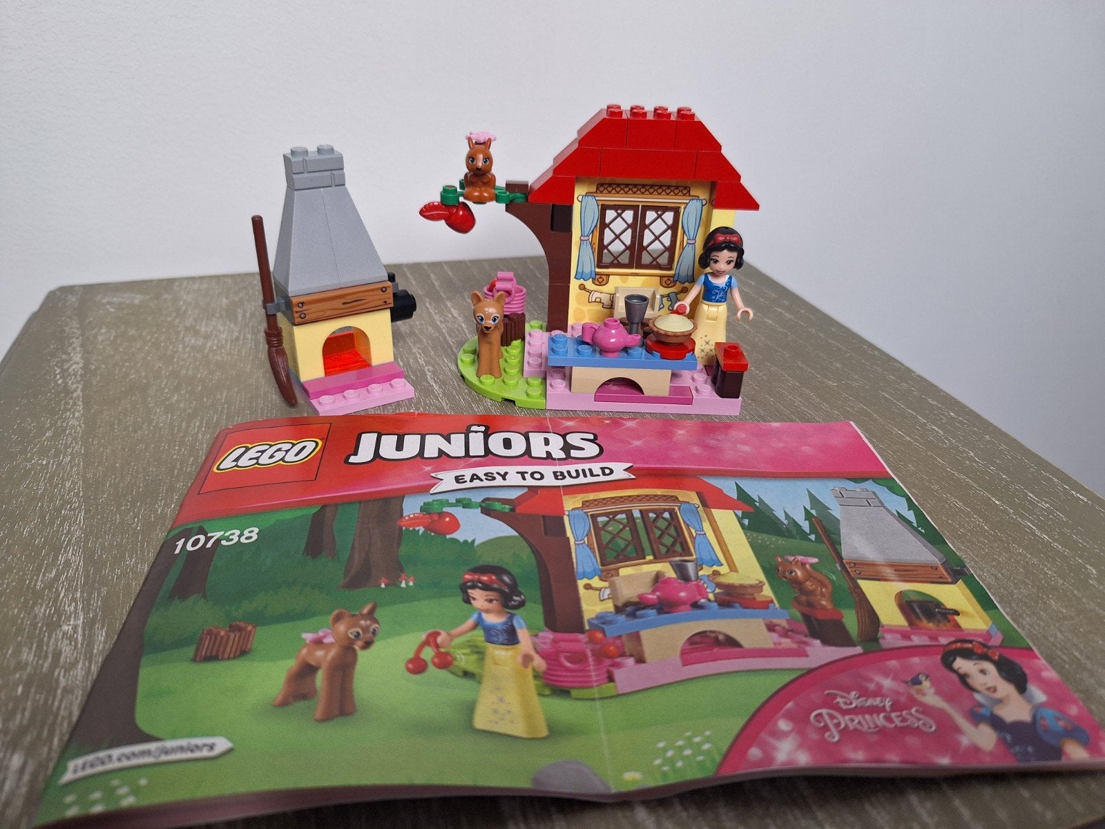 Lego Disney Juniors 10738 Sneeuwwitje's Cottage, Lego, Ophalen of Verzenden, Disney, Complete set
