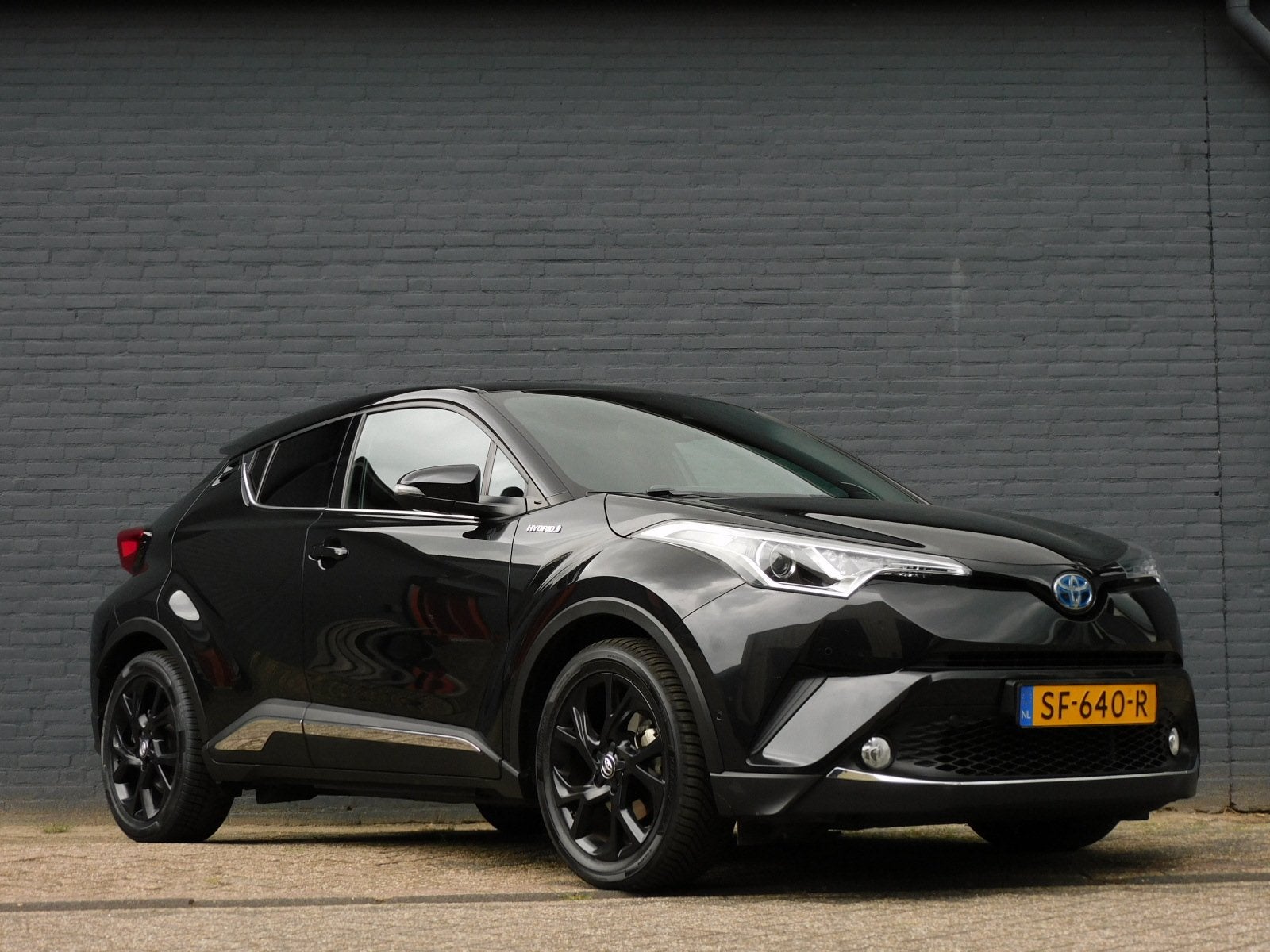 Toyota C-HR 1.8 Hybrid Black Edition TOPSTAAT! CAMERA! LEER!, 4 cilinders, Zwart, 26 km/l, Hybride Elektrisch/Benzine