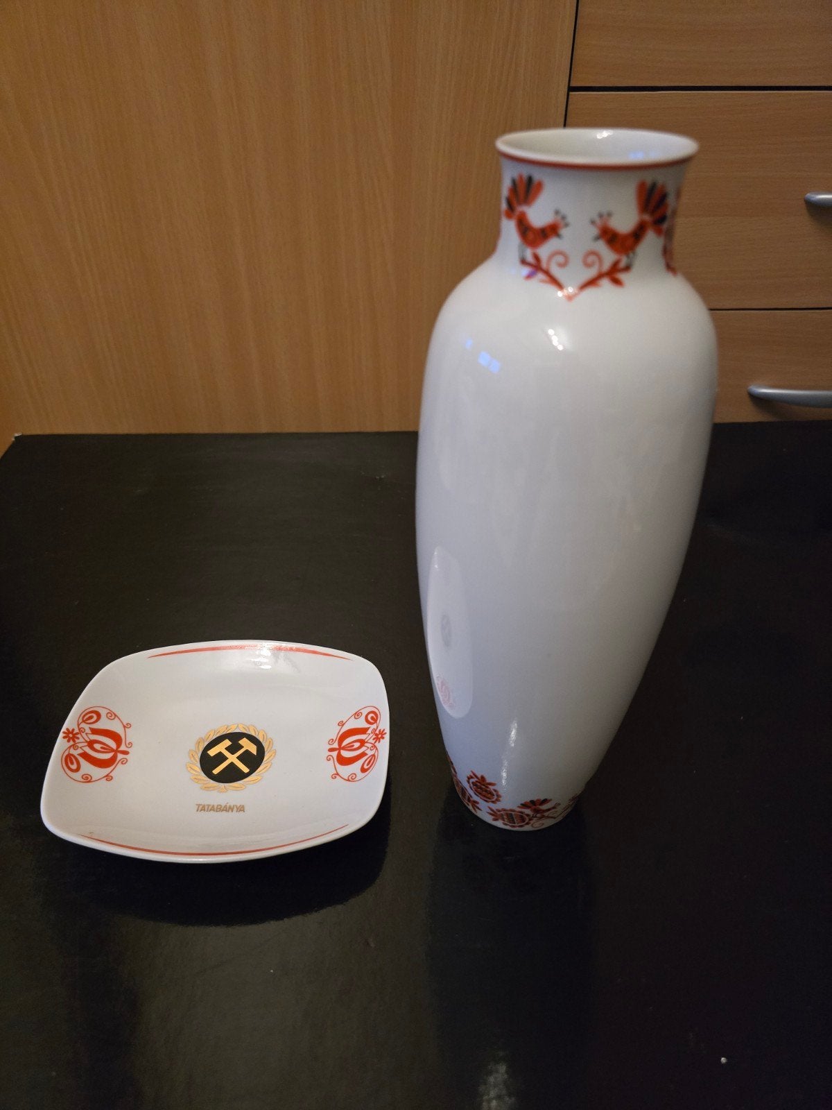 Zeldzame 70s Hollóházi set: Mijnwerkers vaas & schaal, Antiek en Kunst, Ophalen of Verzenden