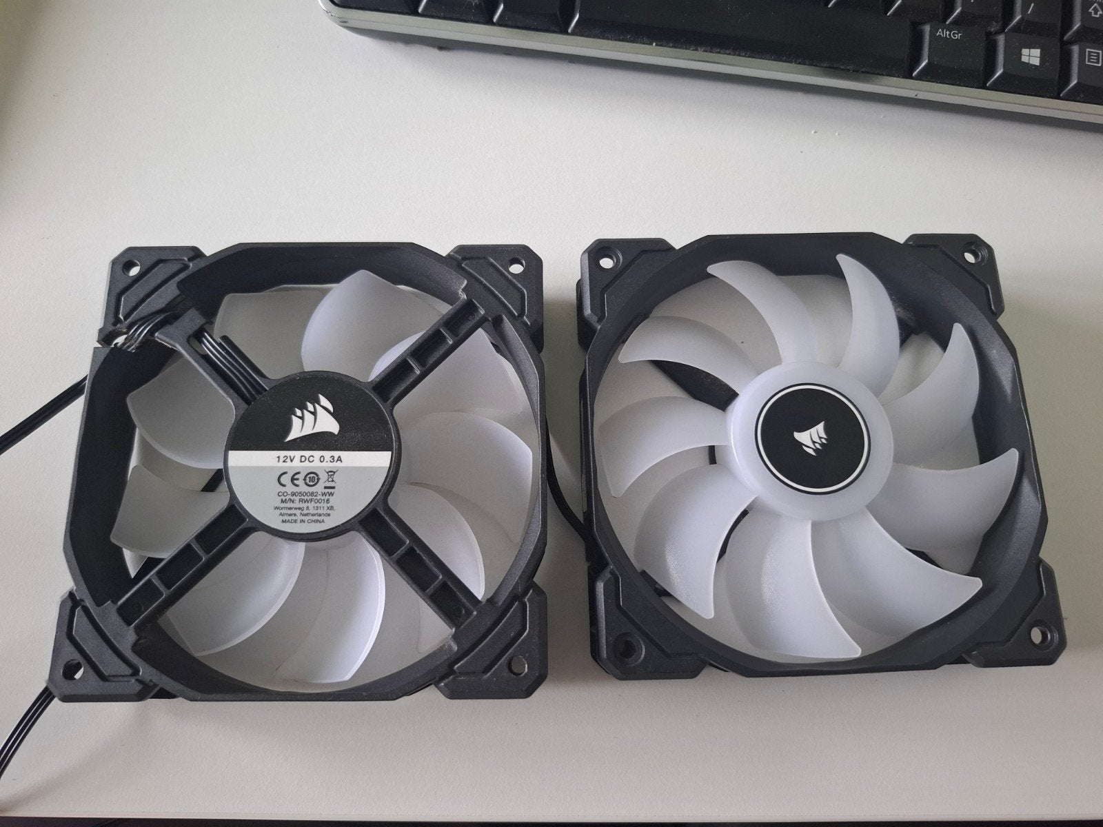 Corsair PC ventilatoren - 2 stuks met witte verlichting., Ophalen of Verzenden