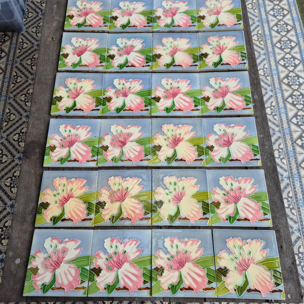 24 art nouveau tegels met hybiscus opgelegd decor, Antiek en Kunst, Antiek | Wandborden en Tegels, Ophalen