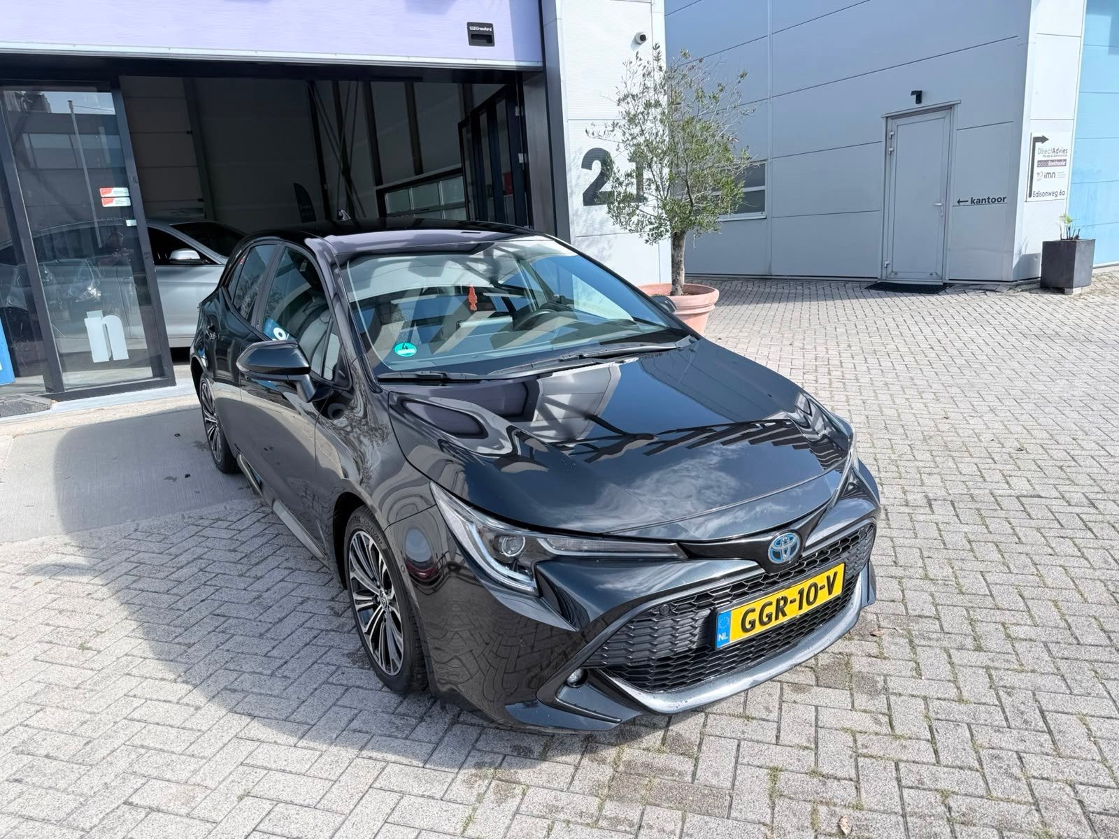Toyota Corolla 1.8 Hybrid Business Plus RIJK UITGERUST! INRU, Gebruikt, 4 cilinders, Corolla, Zwart