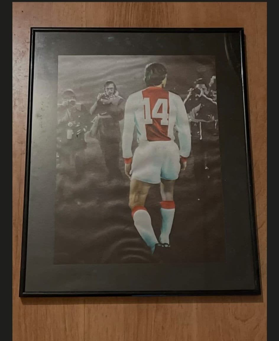 Ingelijste foto van Johan Cruyff met rugnummer 14, 50 – 75, Ophalen of Verzenden, Zo goed als nieuw, Foto of Poster