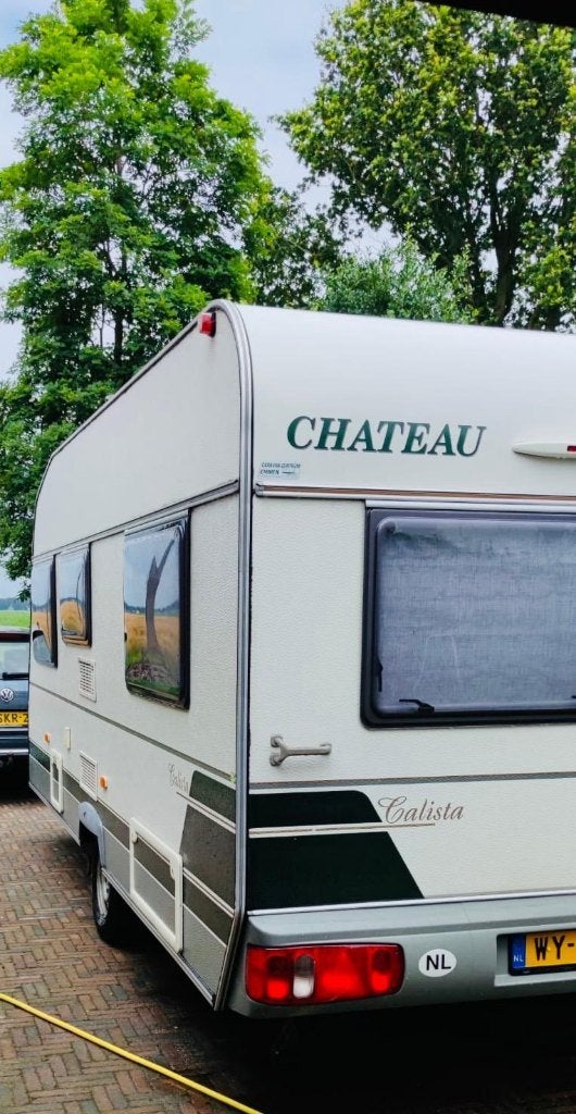 Instappen en vertrekken! Zeer nette Chateau Calista 450., Caravans en Kamperen, Chateau, Omvormbare zithoek, Rondzit, Kachel