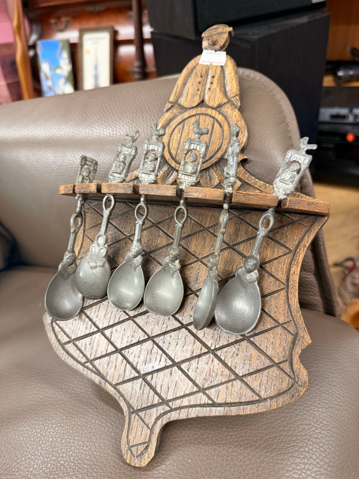 Decoratieve lepelrek met tinnen lepels, Ophalen