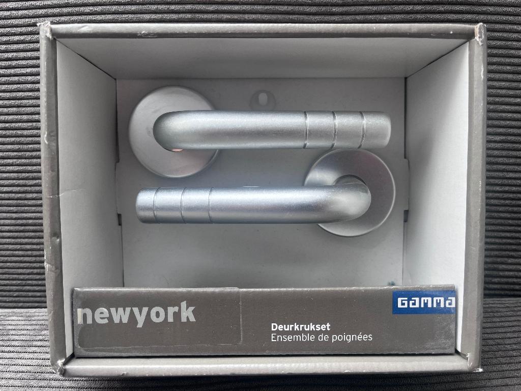 Deurkruk set New York rond rozet aluminium GAMMA, Doe-het-zelf en Verbouw, Hang- en Sluitwerk, Ophalen of Verzenden, Nieuw, Overige materialen