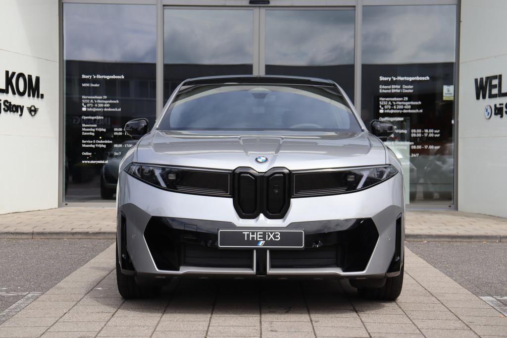 BMW iX3 50 xDrive M Sport / Panoramadak / Trekhaak / Multifu, Auto's, BMW, Automaat, Automatische klimaatregeling, Zwart, 2260 kg