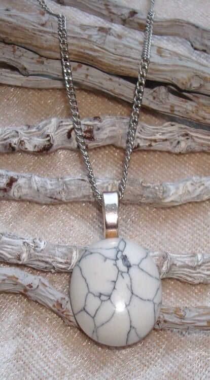 Ketting met hanger van howliet, Sieraden, Tassen en Uiterlijk, Kettingen, Info.adorabeads@gmail.com, Want 18 Hoogvliet, Adorabeads