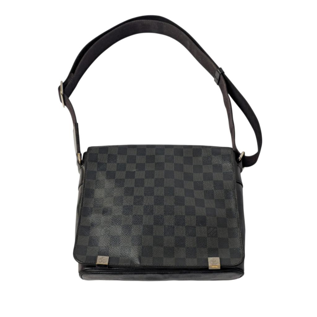 Louis Vuitton Damier Graphite District PM 2018, Louis Vuitton, Gebruikt, Support@louisvuitton.com, 2 Rue du Pont Neuf
75001 Paris
France