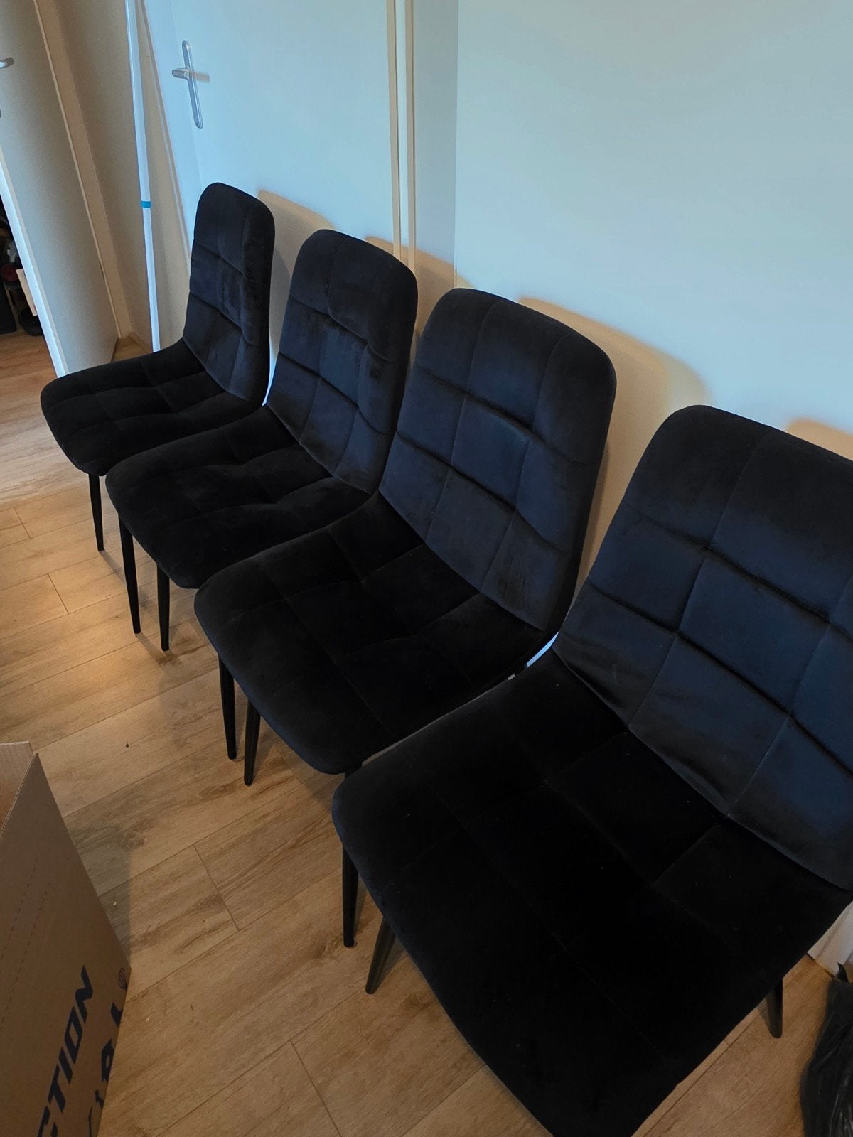 4 mooie velvet look eetkamerstoelen, Huis en Inrichting, Ophalen, Gebruikt, Zwart, Vier
