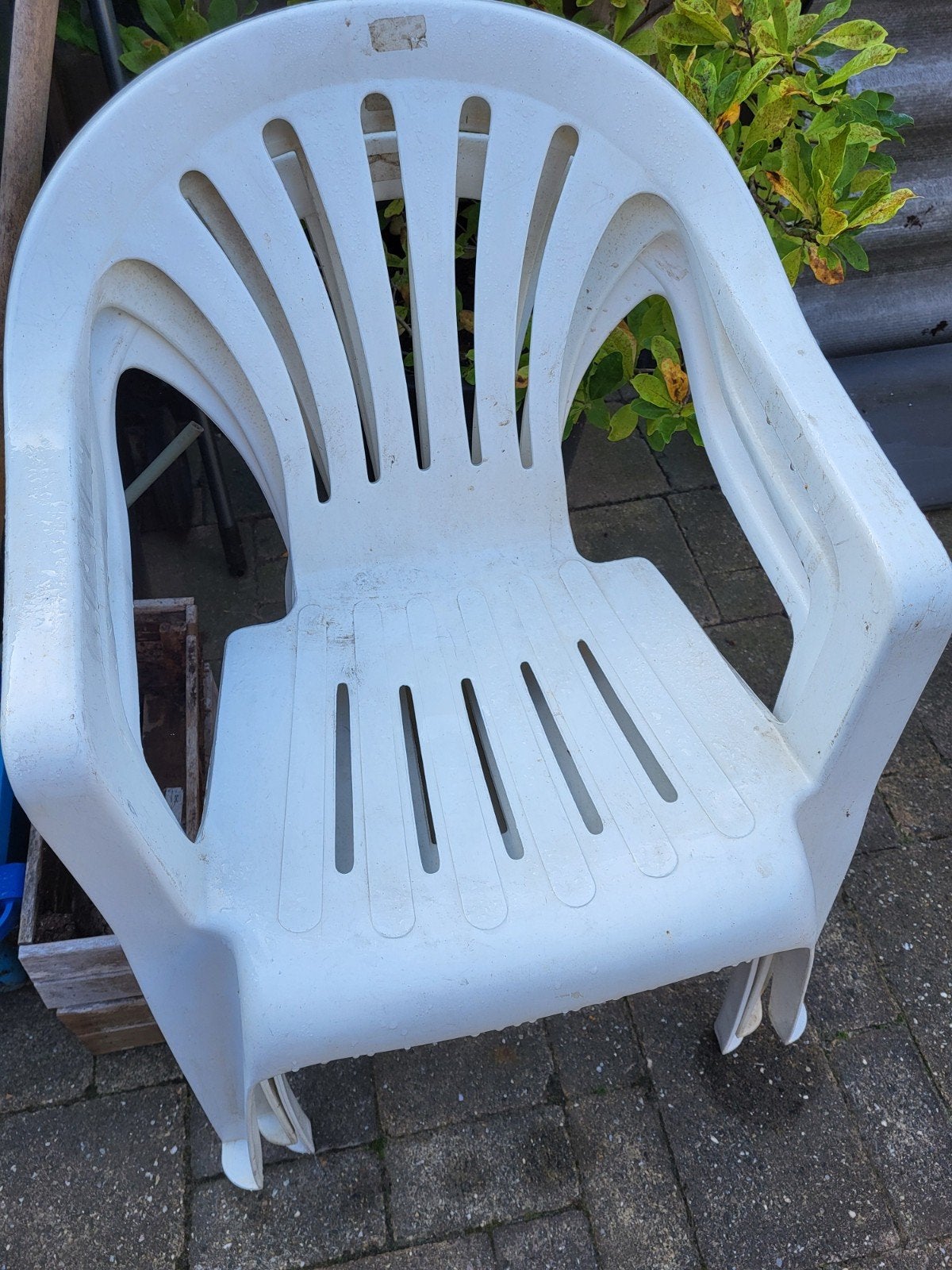 TE KOOP 3 WITTE STAPEL TUINSTOELEN, Ophalen, Gebruikt, Kunststof