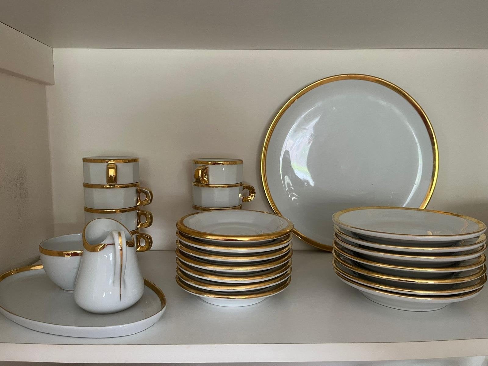 Wit porseleinen koffiie - lunch servies met gouden rand, Ophalen of Verzenden, Zo goed als nieuw, Overige stijlen, Porselein