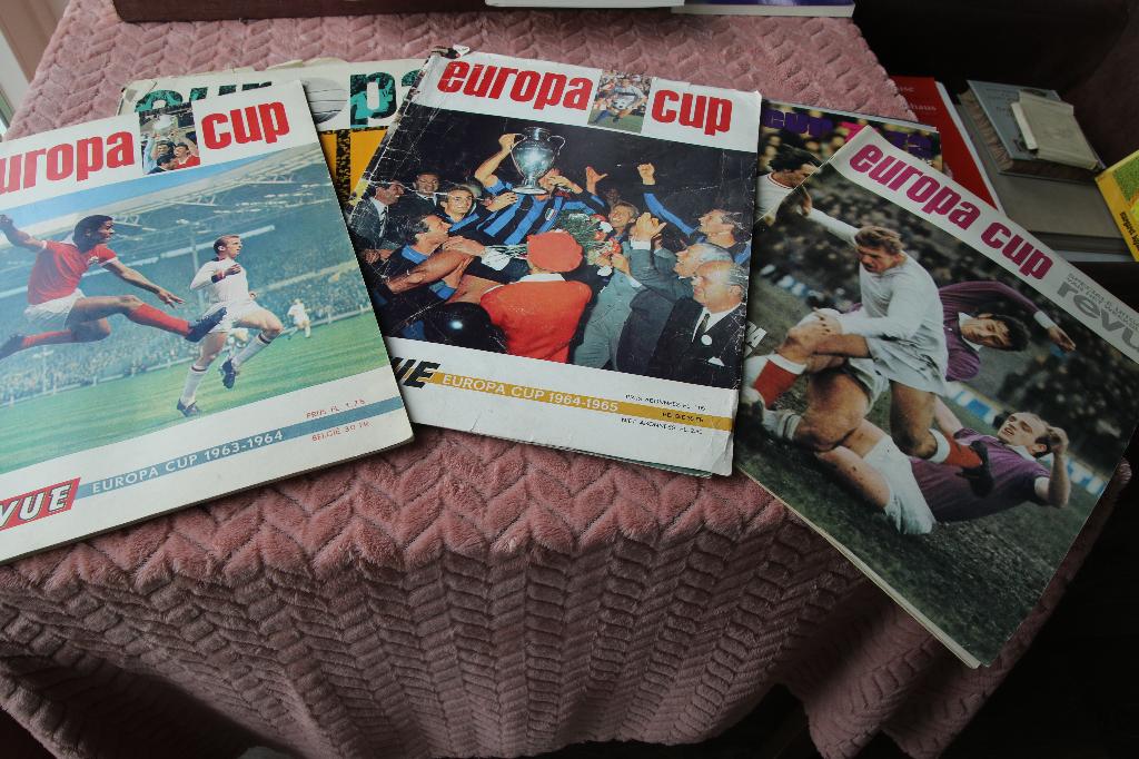 5 oude tijdschriften Europa Cup Revue jaren 60, Ophalen of Verzenden, Gelezen, Balsport