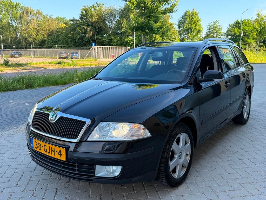 Skoda Octavia Combi 1.9 TDI Elegance (bj 2008) AUTOMAAT/CLIM, Parkeersensor, Stof, Gebruikt, 1340 kg