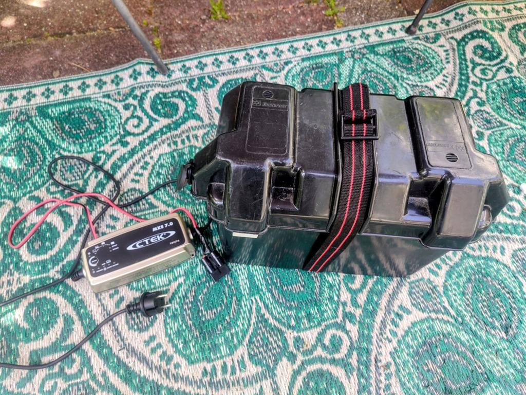 Weinig gebruikte accu 105 Ah, accubak en slimme oplader, Ophalen, Gebruikt