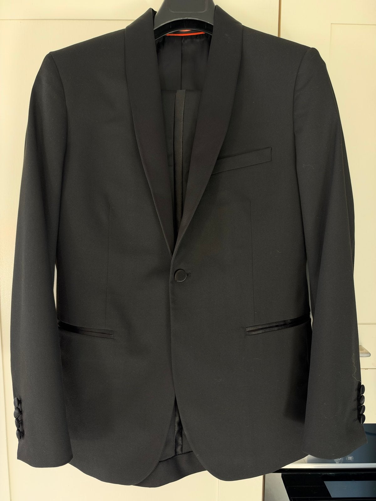 Stijlvol Zwarte Smoking - Maat 48 (M) - Een keer gedragen, Kleding | Heren, Ophalen of Verzenden, Zo goed als nieuw, Maat 48/50 (M)