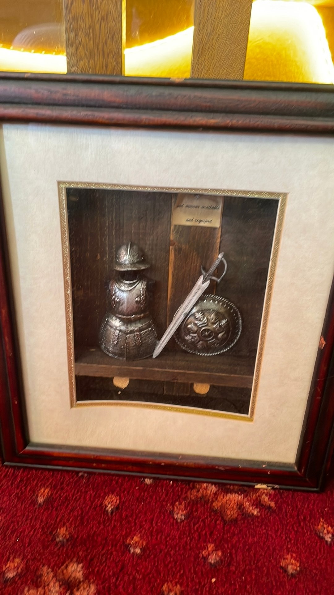 Oud schilderij met harnas zwaard en schild, Ophalen of Verzenden