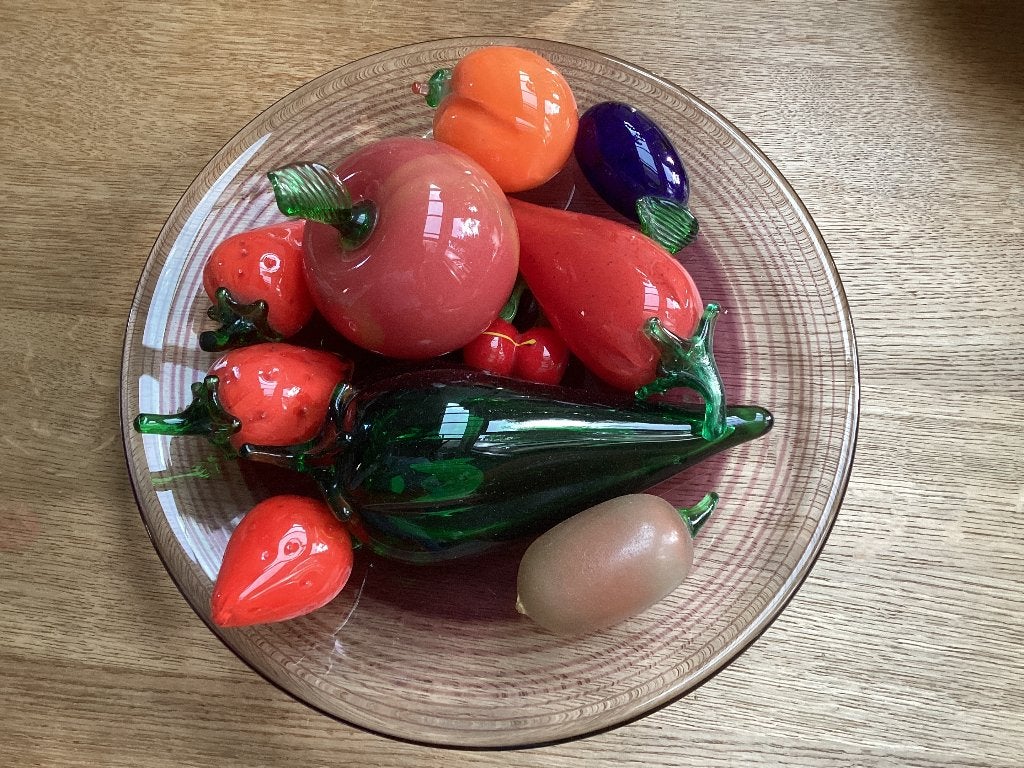 Glazen schaal met glazen vruchten. Tsjechië, Ophalen