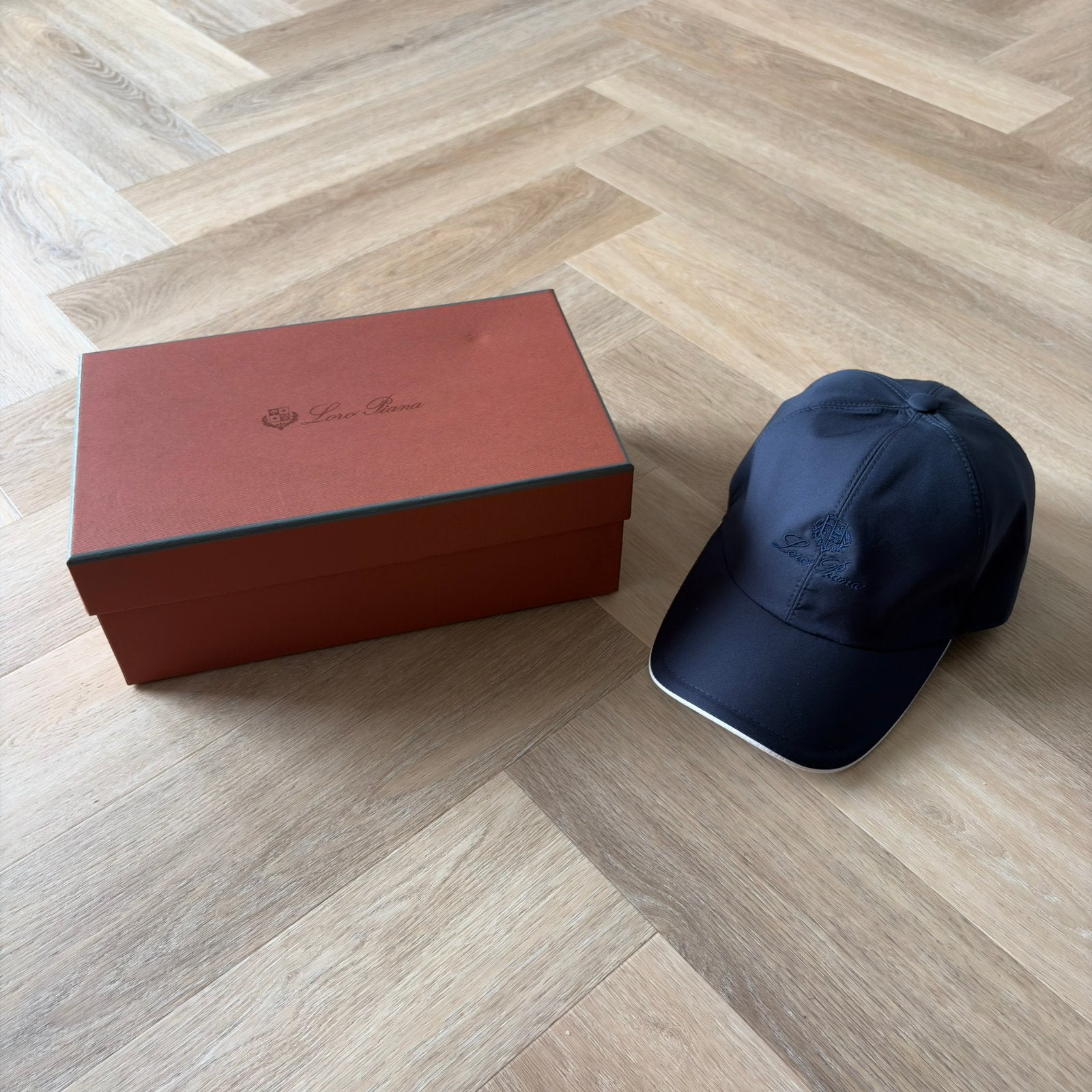 Loro Piana Pet, Ophalen of Verzenden, Zo goed als nieuw, 57 cm (M, 7⅛ inch) of minder, Pet
