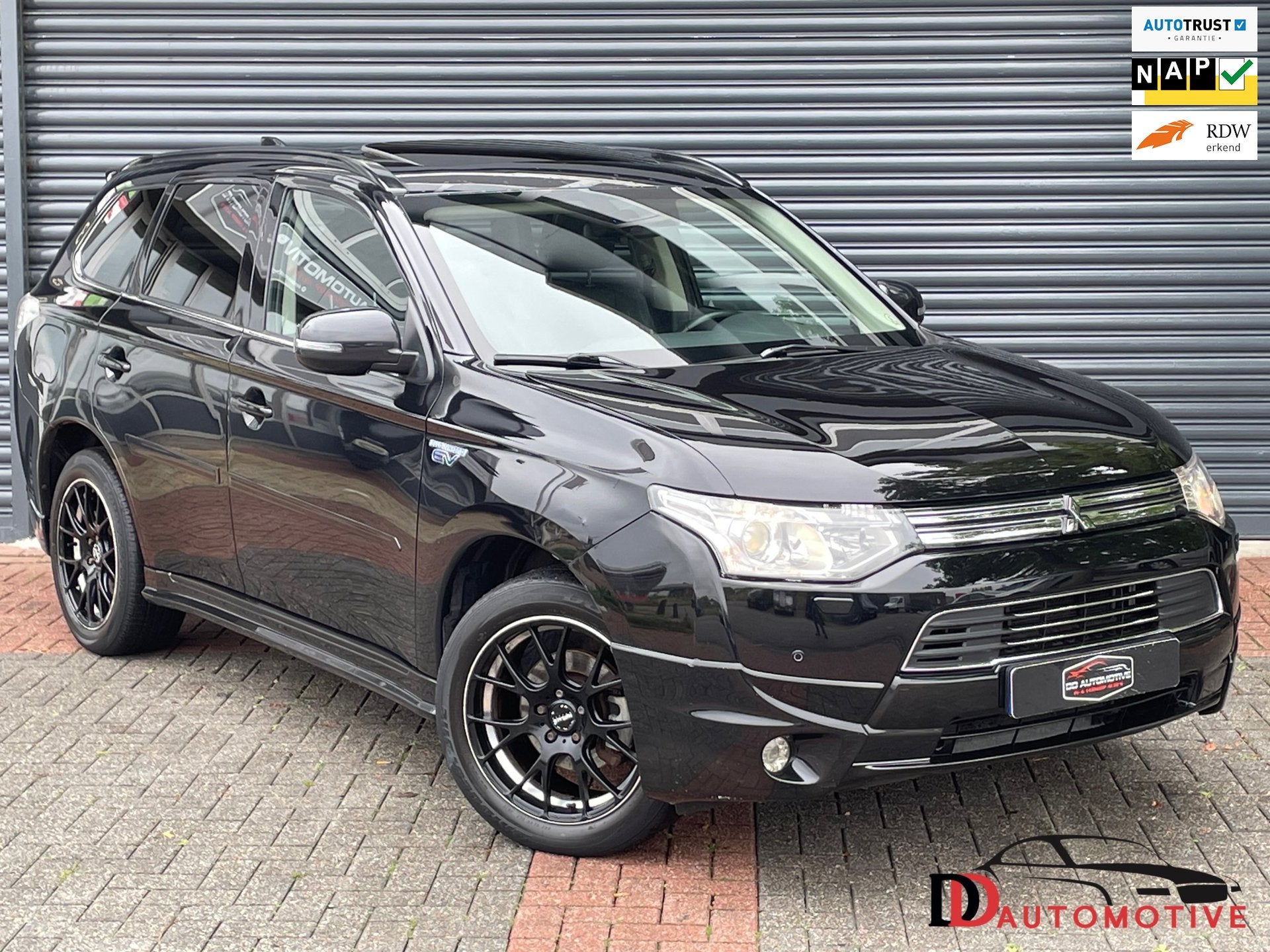 Mitsubishi Outlander 2.0 PHEV Instyle+ Schuifdak | Trekhaak, Zwart, 4 cilinders, Zwart, Vierwielaandrijving