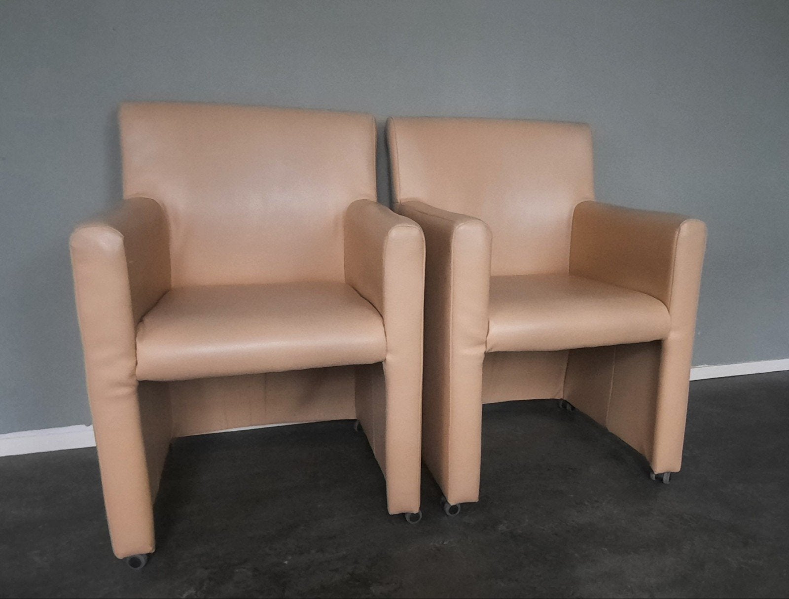 2x Oker Leren Fauteuil - Z.G.A.N. - 89x60x64 cm, Huis en Inrichting, Fauteuils, Ophalen of Verzenden