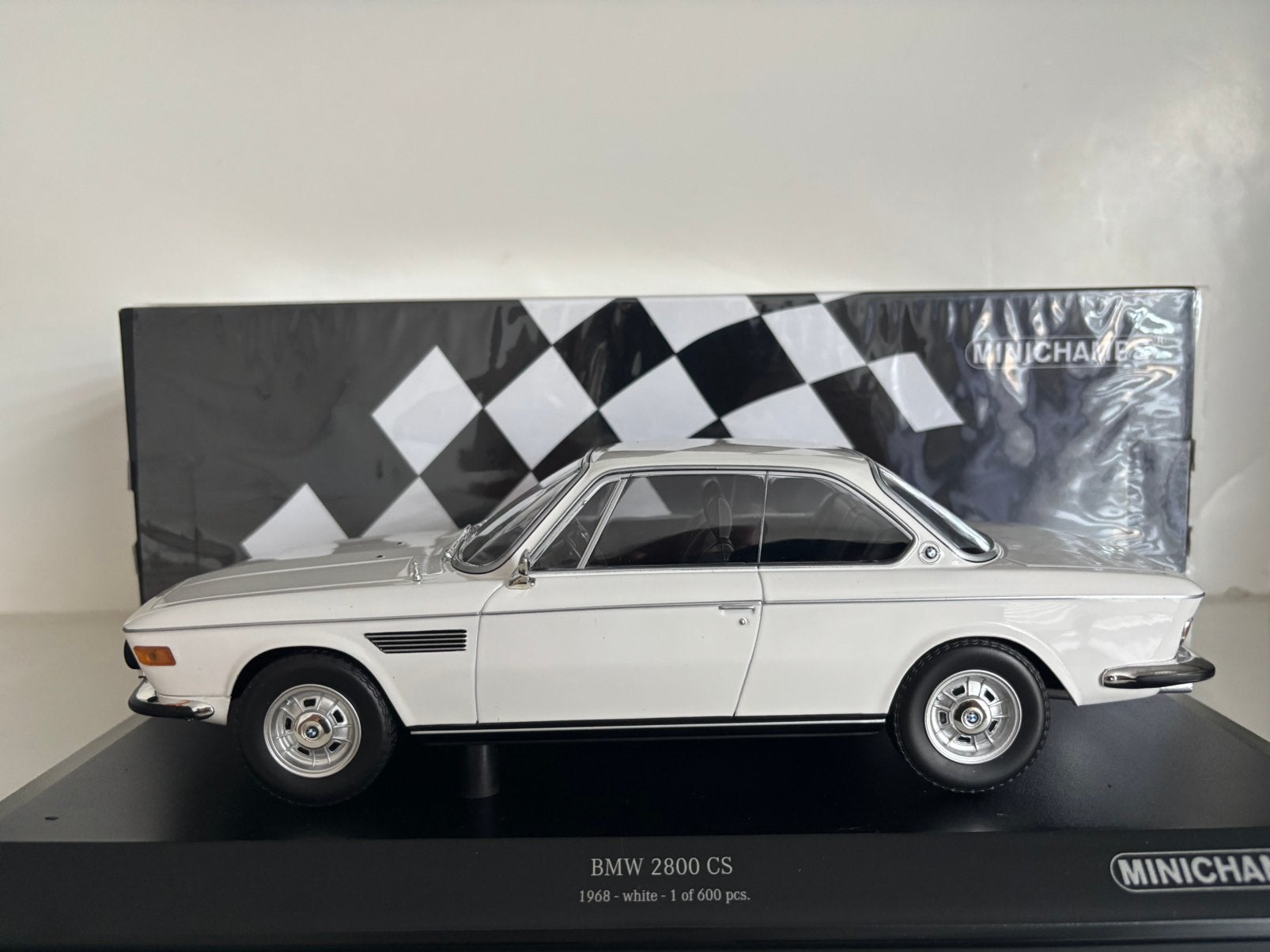 BMW 2800 CS 1968 1:18 (nieuw), Hobby en Vrije tijd, Modelauto's | 1:18, Verzenden, Nieuw, Auto, MiniChamps