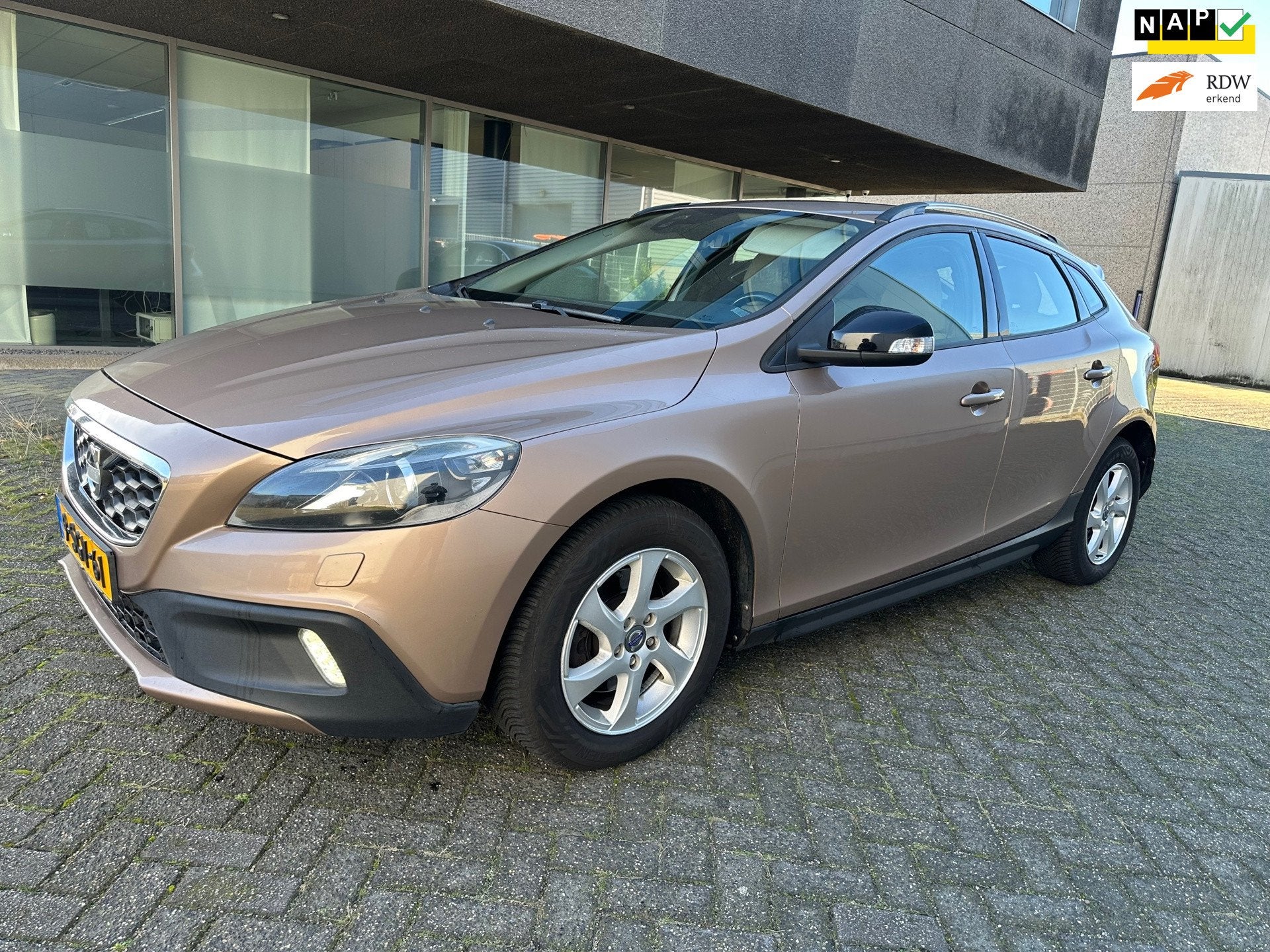 Volvo V40 Cross Country 1.6 T4 Kinetic CLIMAT BJ 10-2013 APK, Voorwielaandrijving, Gebruikt, 4 cilinders, Bruin