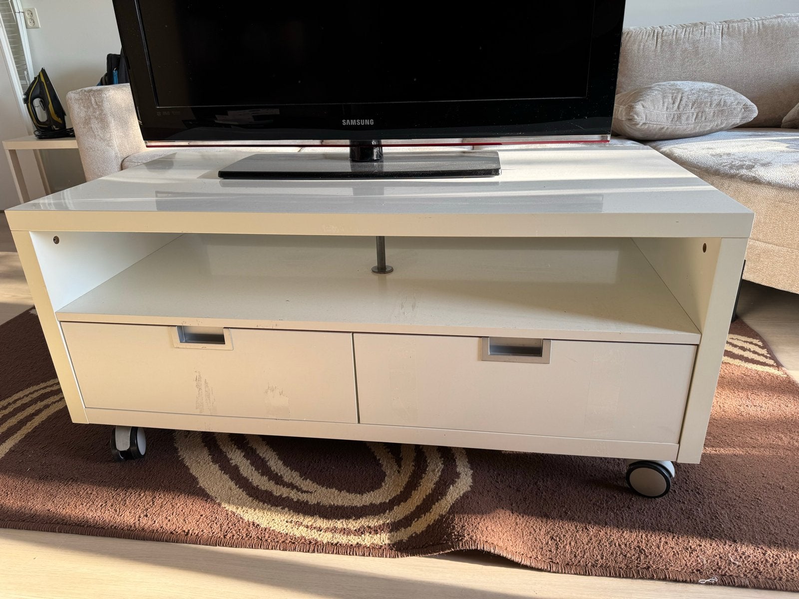TV-meubel met 42 inch Samsung TV, Ophalen, Kunststof, Gebruikt, 100 tot 150 cm