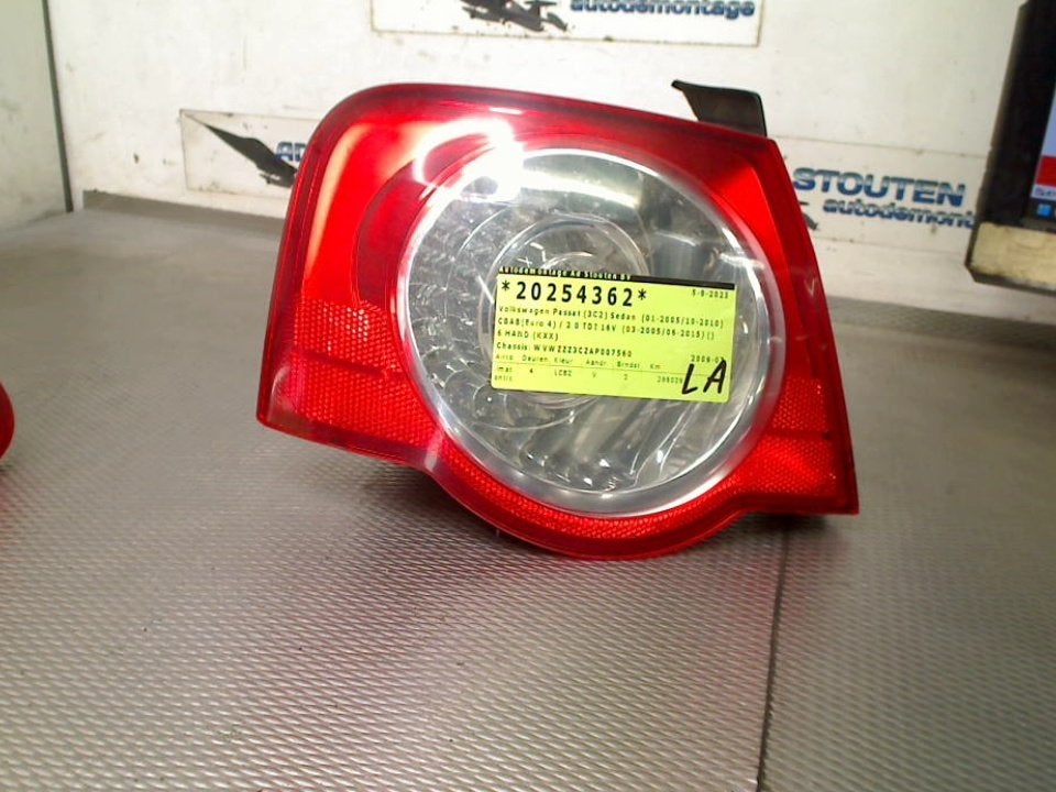 Achterlicht Links BUITEN Volkswagen Passat (3C2) 3C5945095H, Auto-onderdelen, Verlichting, Gebruikt, Volkswagen, Volkswagen AG