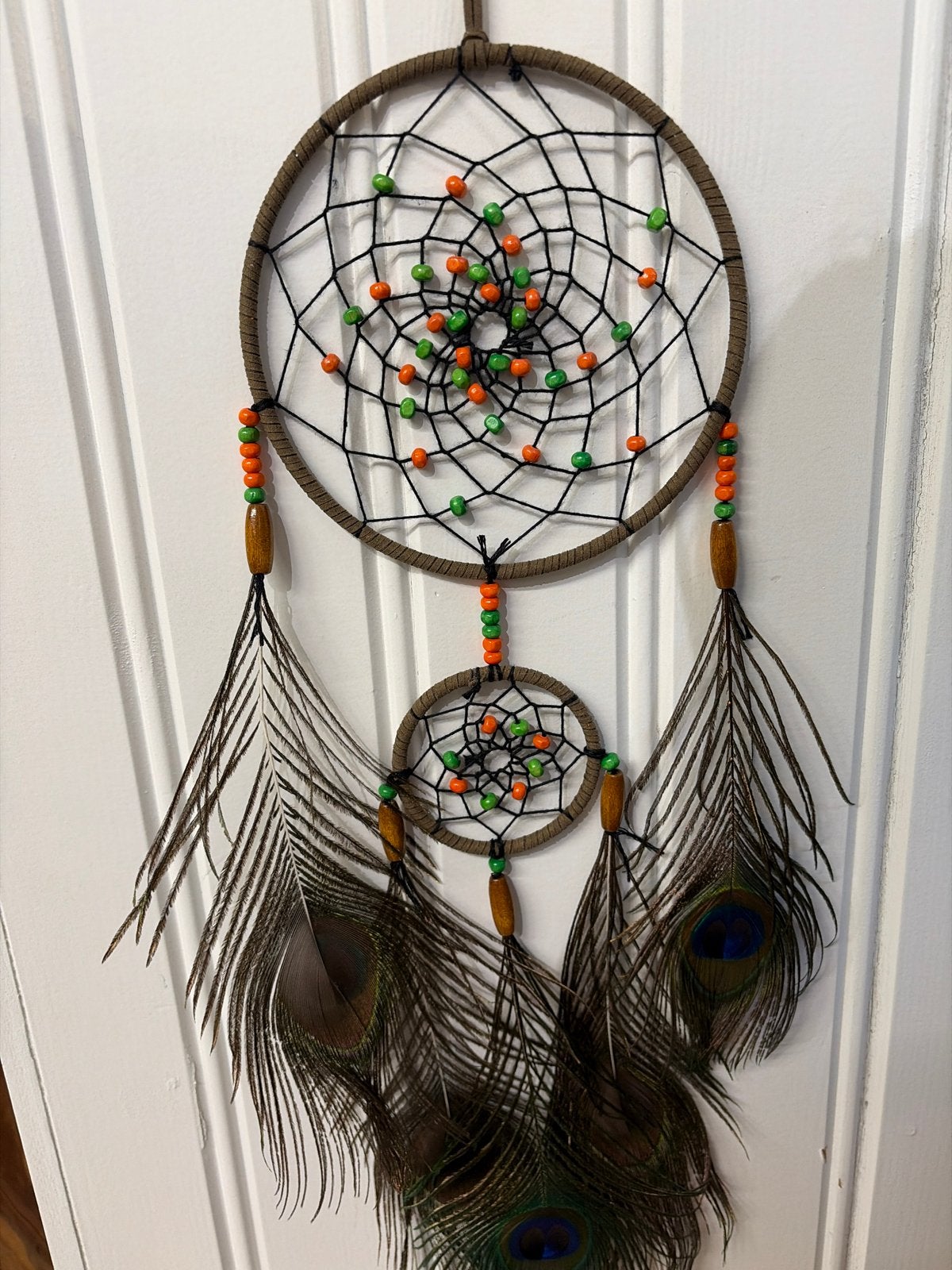 Dromenvanger met pauwenveren en kleurrijke kralen, Huis en Inrichting, Meerkleurig, Boho, Ophalen of Verzenden, Zo goed als nieuw