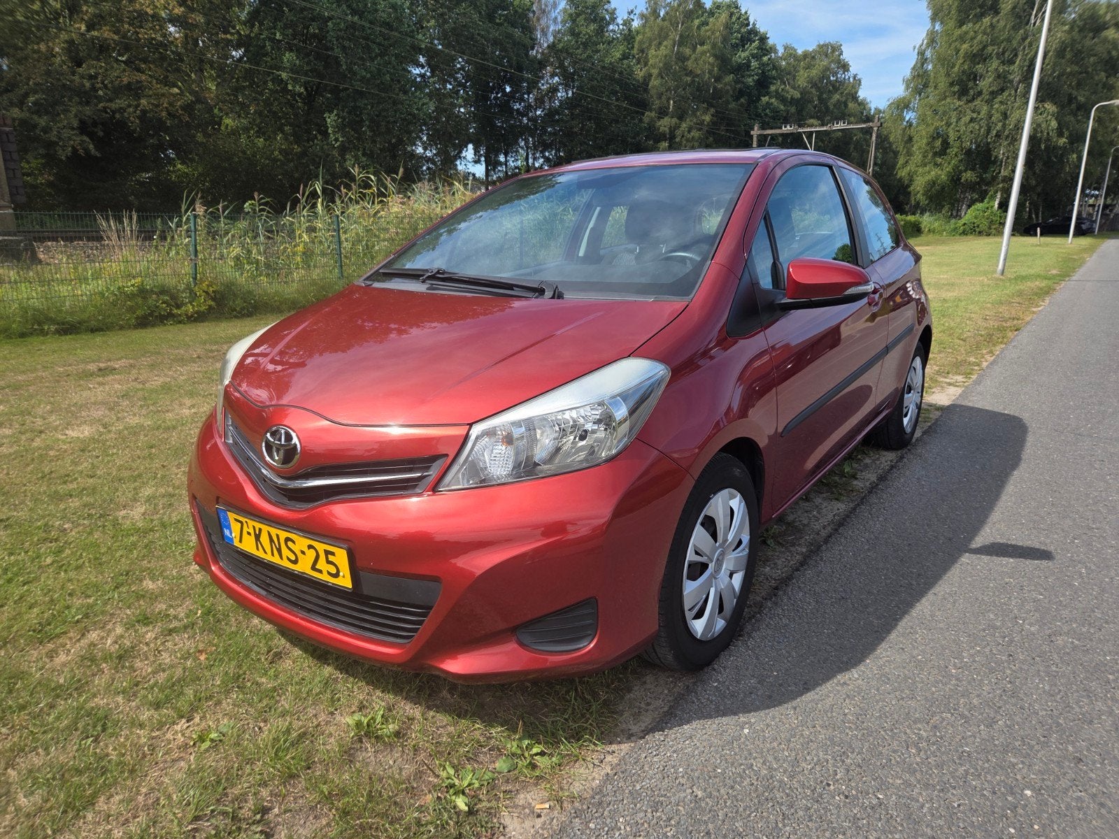 Toyota Yaris 1.3 16V Vvt-i 3DR 2013 Rood, Voorwielaandrijving, 40 €/maand, 4 cilinders, Bedrijf