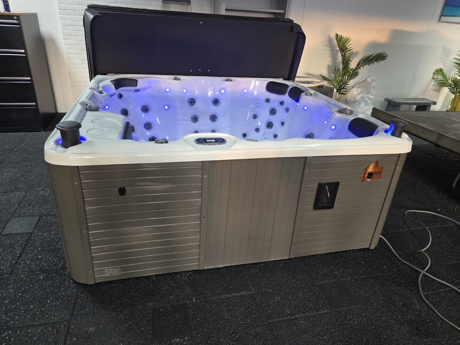 Sunspa Napoli Balboa Jacuzzi Premium Spa 6 Pers, Ophalen, Gebruikt, Ettensebaan 21, 4813 AH Breda, Vast