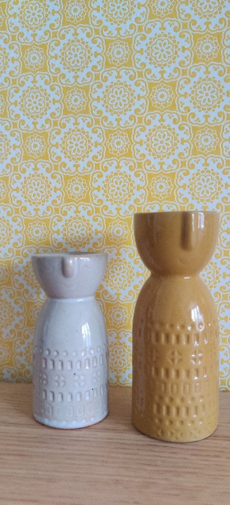 Set van 2 vazen met gezichtje - beige en okergeel, Huis en Inrichting, Gebruikt, Beige, 15 cm, Ophalen of Verzenden