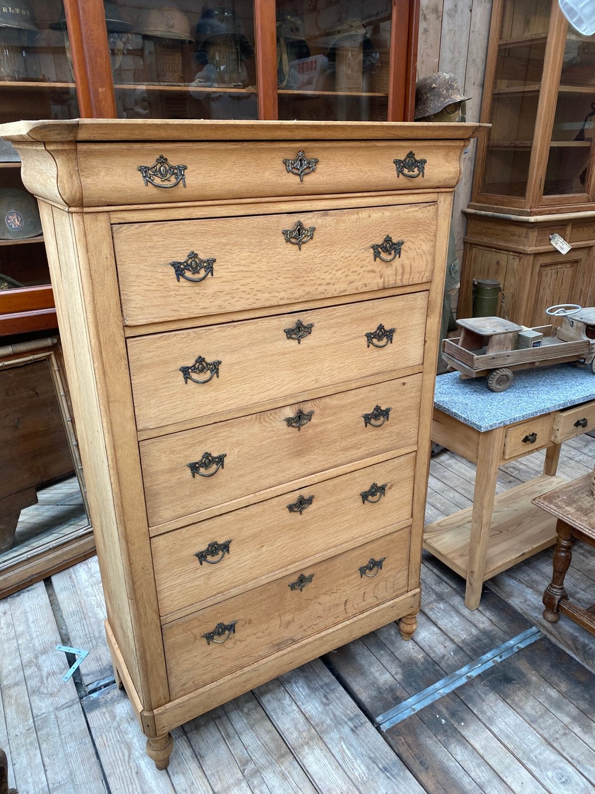Landelijke Franse chiffoniere kast hoge ladekast