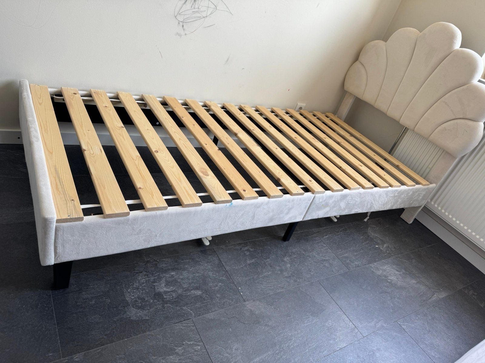 Bed, Kinderen en Baby's, Kinderkamer | Bedden, Ophalen, 85 tot 100 cm, Zo goed als nieuw, Matras