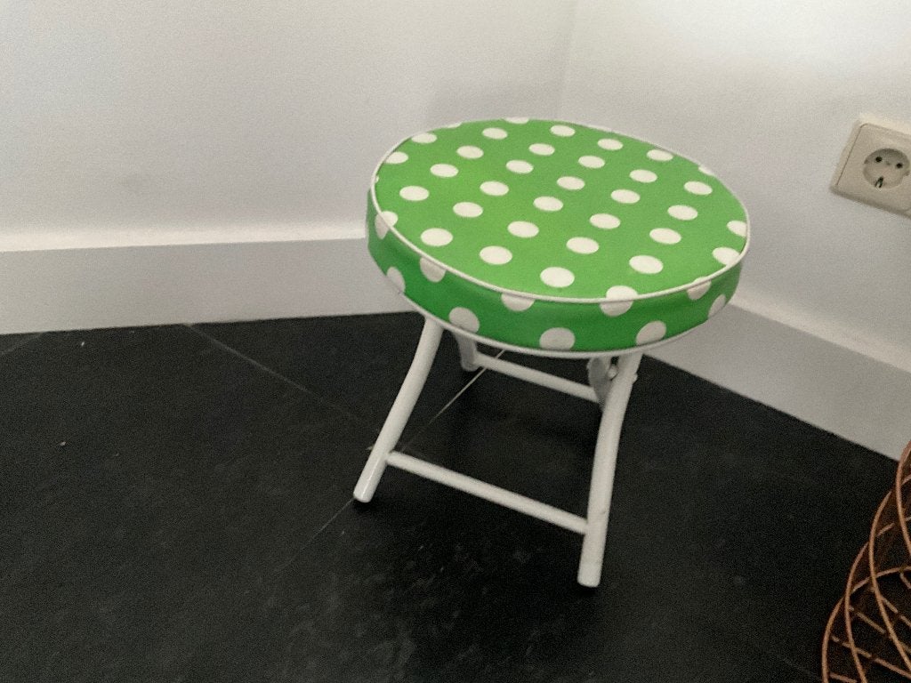 Groen stippen krukje,en een roze, Ophalen of Verzenden, Hout