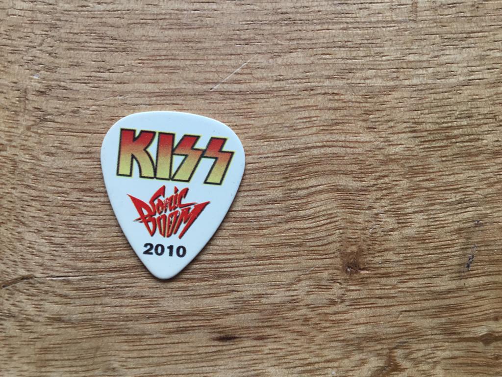Kiss Gene Simmons Bass Plectrum - Sonic Boom 2010, Verzamelen, Muziek, Artiesten en Beroemdheden, Ophalen of Verzenden, Gebruikt