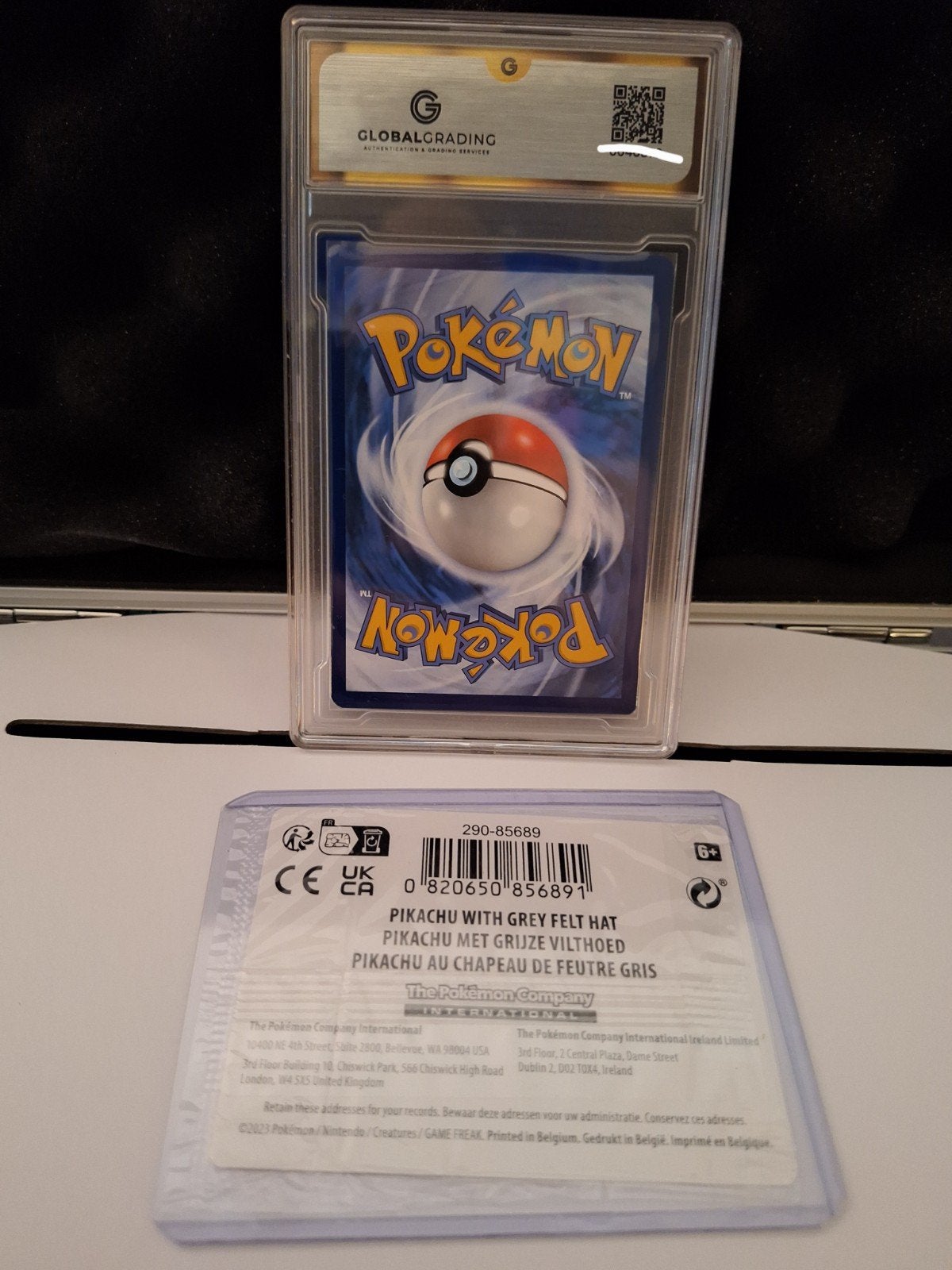Pikachu met Grijze Vilthoed Van Gogh Museum #085 GG 9 ERROR, Ophalen of Verzenden, Nieuw, Losse kaart, Foil