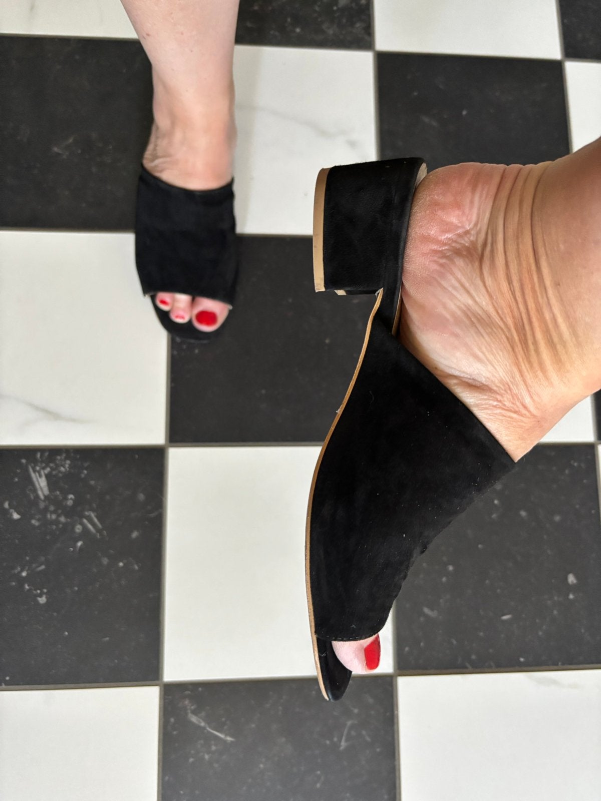 Nukus schoentje zwart suede 38, Kleding | Dames, Zwart, Zo goed als nieuw, Sandalen of Muiltjes, Ophalen of Verzenden